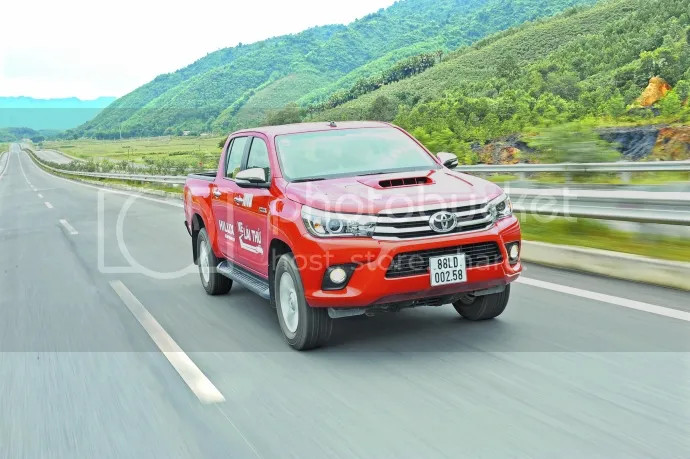 Toyota Hilux 2015 Yeu Tu Cai Nhin Dau Tien (2)